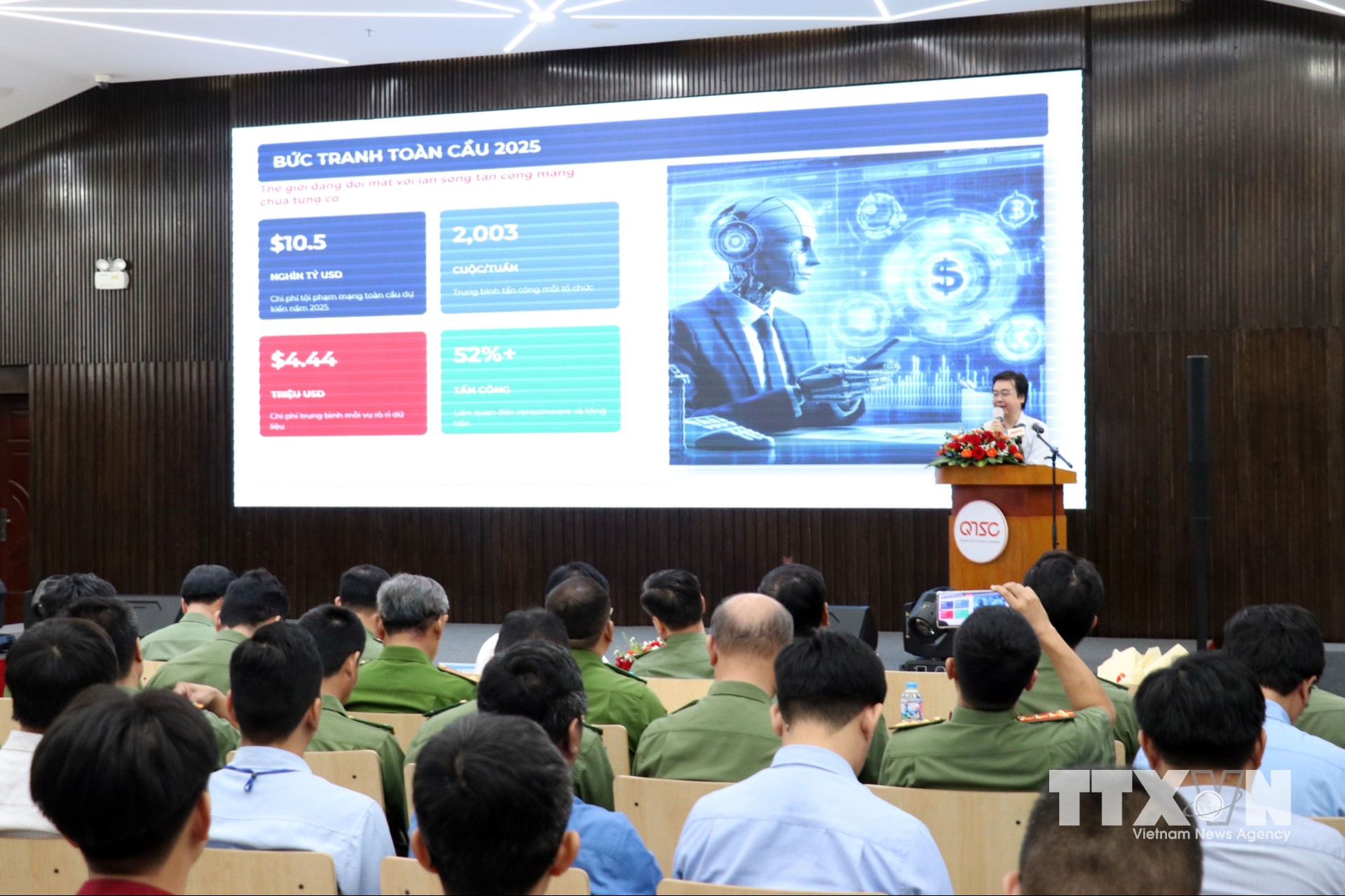 Công an Thành phố Hồ Chí Minh phối hợp với Công ty TNHH MTV Phát triển Công viên phần mềm Quang Trung tổ chức diễn tập thực chiến đảm bảo an toàn cho hệ thống thông tin Thành phố. (Ảnh: Tiến Lực/TTXVN)